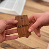 Bible à offrir au format carte de visite, en bois.