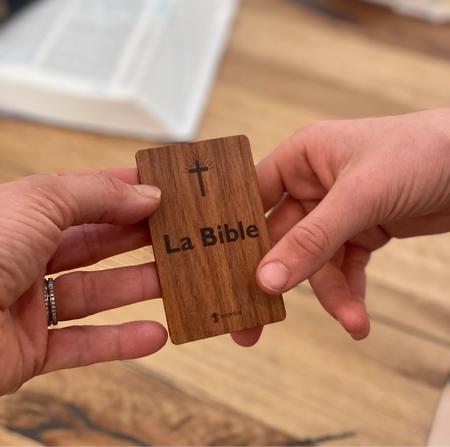 Bible à offrir au format carte de visite, en bois.