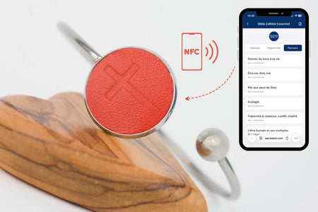 Présentation du concept de SecreText la Bible à son poignet en déposant son téléphone sur le bracelet personnalisable vous avez accès à l'intégralité de la Bible immédiatement ainsi qu'à vos annotations