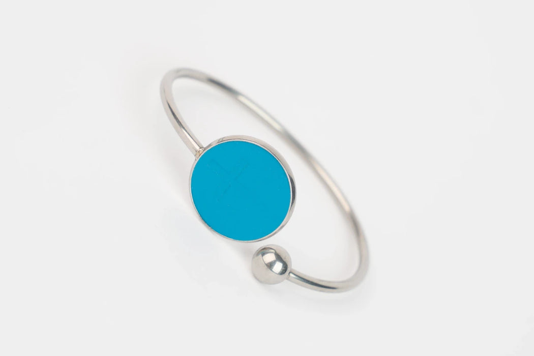 Bracelet en acier inoxydable et insert en cuir personnalisable. Bracelet contenant l'intégralité de la Bible et possibilité de l'annoter