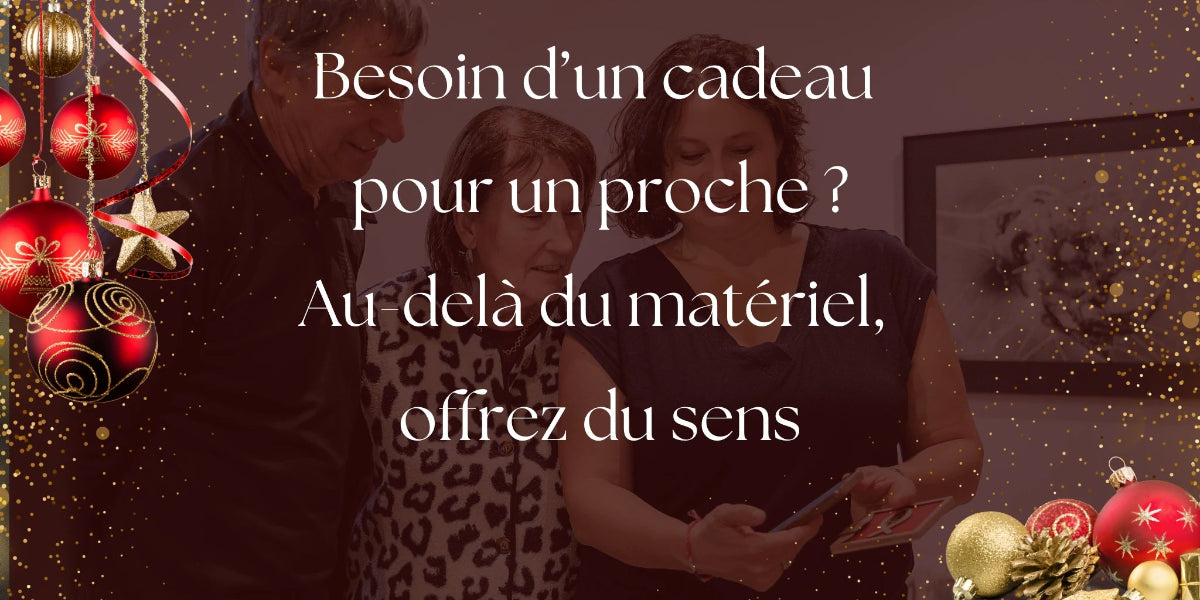 Photo d'une famille présentant un cadeau et le fonctionnement du contenu numérique. Les personnes sont heureuses. Il y a une phrase centrale qui dit : "Besoin d'un cadeau pour un proche ? Au-delà du matériel, offrez du sens". Autour de cette image il y a des boules rouges et dorées.