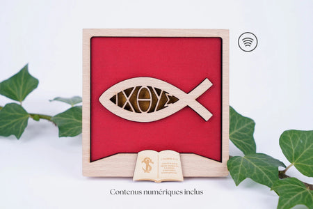 Cadre chrétien Ichthus symbole poisson en hêtre massif - Artisanat français avec versets bibliques NFC. Le cadre est présenté débout entre des lierres