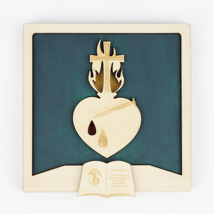 Tableau Sacré -Cœur inspiré des apparitions à Marguerite-Marie Alacoque - Artisanat français avec versets bibliques NFC. Le cadre a un fond vert émeraude, il est de face. Le cœur est traversé par un clou. Le cœur porte deux gouttes : une goutte de sueur gravée et une goutte de sang, peinte en rouge. Le feu qui entoure la croix positionnée sur le cœur est entouré de flammes dorées
