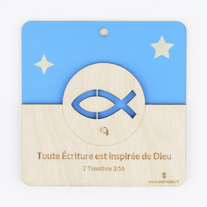 Cadre religieux bleu et en bois avec l'inscription "Toute Ecriture est inspirée de Dieu", verset de 2 Timothée 3:16. Le cadre est posé sur une bible d'étude bleue