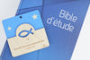 Cadre religieux bleu et en bois avec l'inscription "Toute Ecriture est inspirée de Dieu", verset de 2 Timothée 3:16. Le cadre est posé sur une bible d'étude bleue