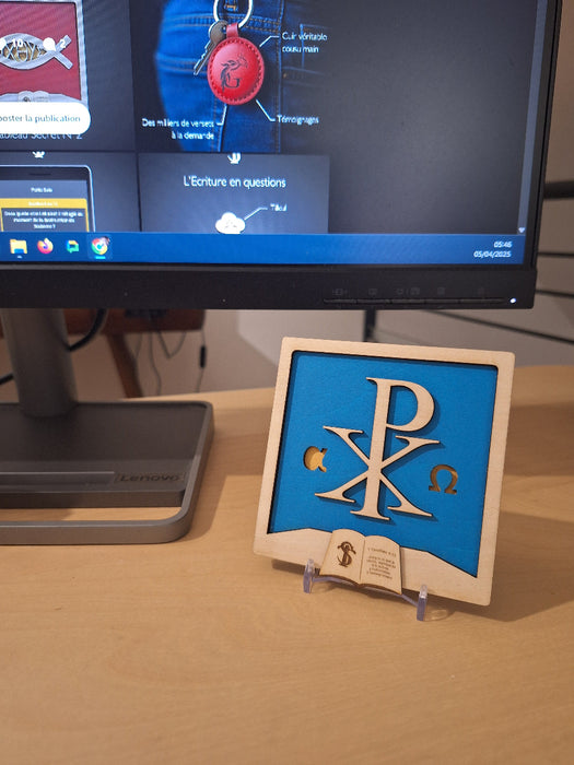 Vue du christogramme SecreText en situation sur un bureau.