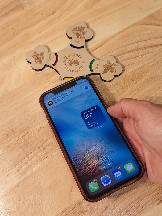 Passage du smartphone de l'utilisateur sur le jeu pour déclencher le quiz biblique.