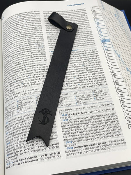 Marque page noir déposé sur une bible avec le logo SecreText