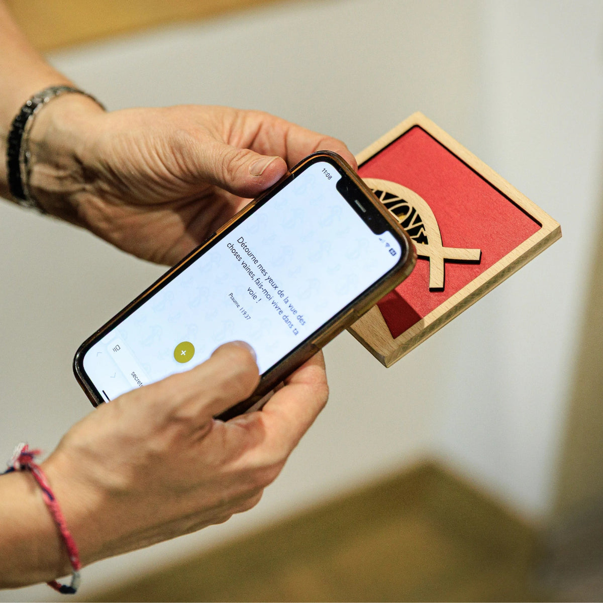 En déposant le téléphone sur l'objet SecreText, il apparait la Bible dans son intégralité, avec la possibilité d'annoter des versets.