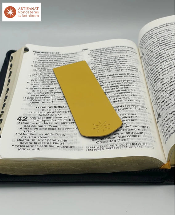 Signet jaune réalisé par les Moines de Bethléem. Le signet est jaune porte l'étoile des Moines de Bethléem. Il est posé sur une bible ouverte au Psaume 42