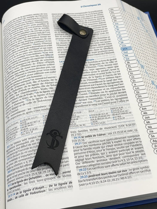 Marque-page cuir noir artisanal SecreText posé sur bible - Fait main à Paray-le-Monial avec versets NFC