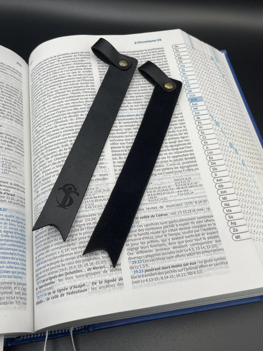 Le marque page noir avec le recto comprenant le  logo SecreText et le verso présentant le cuir fin 