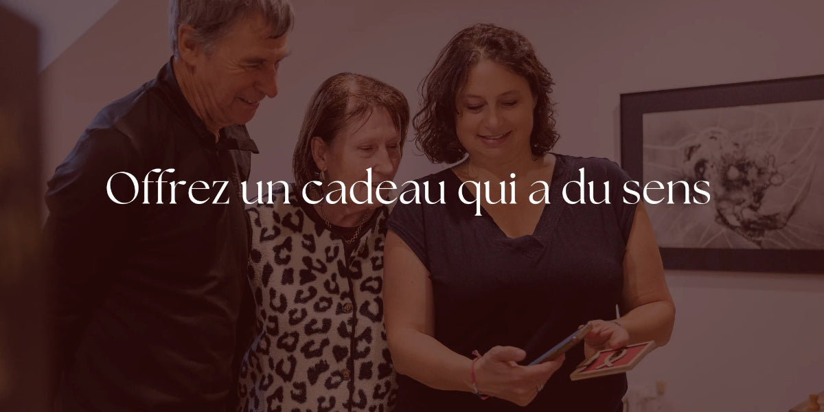 Personnes qui regardent le fonction du cadre religieux chrétien avec des versets bibliques quotidien et des parcours thématiques de la Bible.