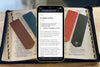 4 signets déposés sur une bible avec le téléphone présentant un extrait du parcours "Maternité bénie : 21 jours pour avancer avec Dieu dans son rôle de maman" cadeau idéal pour les fêtes des mères