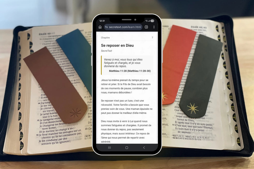 4 signets déposés sur une bible avec le téléphone présentant un extrait du parcours "Maternité bénie : 21 jours pour avancer avec Dieu dans son rôle de maman" cadeau idéal pour les fêtes des mères