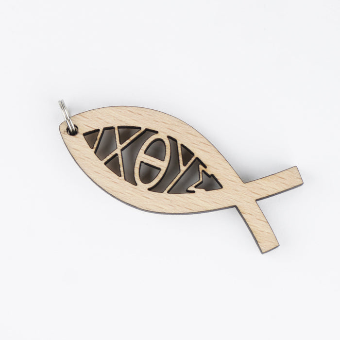 Pendentif poisson de face sous fond blanc