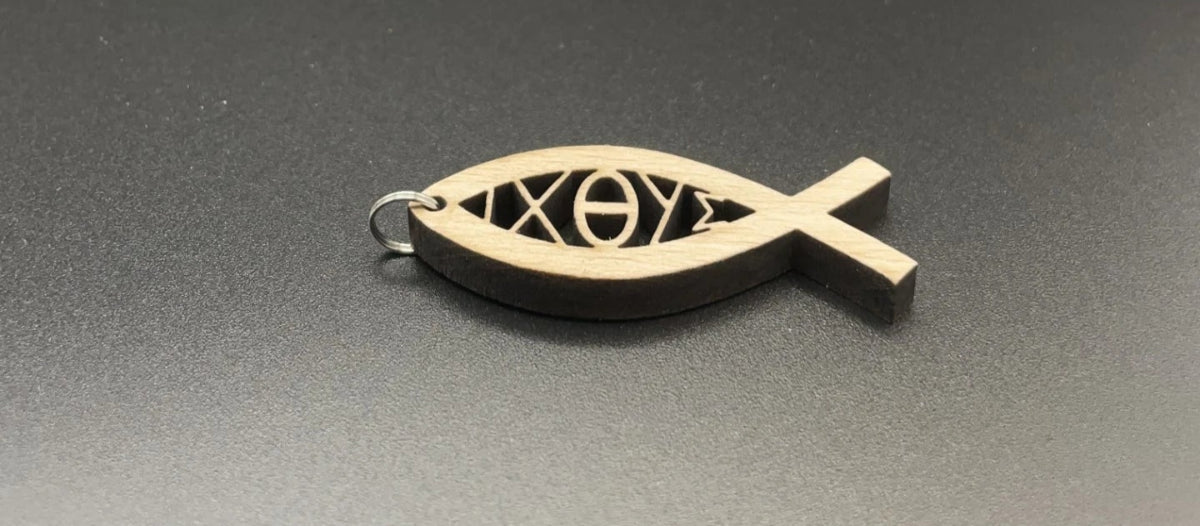 Vue de côté du pendentif chrétien Ichthus en bois massif de hêtre.