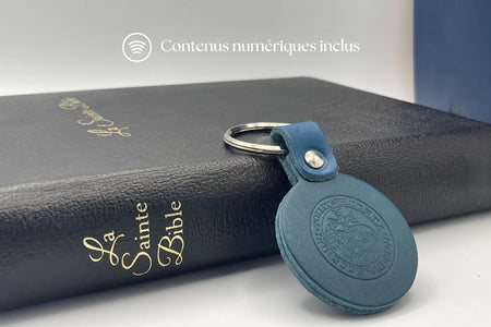 Porte-clé déposé sur une table. Le porte réalisé à la main par les Moines de Bethléem a au centre le symbole de l'Agneau de Dieu. 