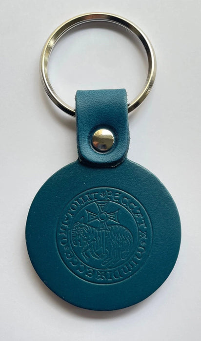 porte clé bleu réalisé à la main par les moines de Bethléem contenant une technologie NFC pour lire des versets bibliques et des contenus autour de la Bible