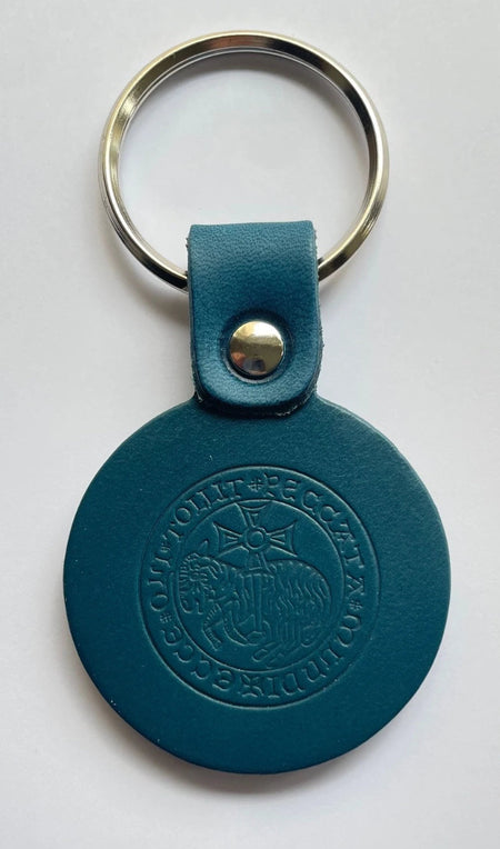 porte clé bleu réalisé à la main par les moines de Bethléem contenant une technologie NFC pour lire des versets bibliques et des contenus autour de la Bible