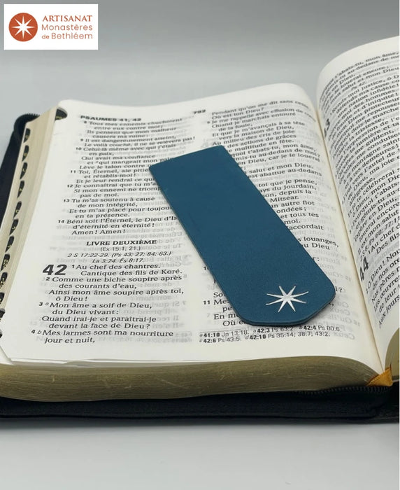Signet bleu réalisé par les Moines de Bethléem. Le signet est bleu porte l'étoile des Moines de Bethléem. Il est posé sur une bible ouverte au Psaume 42