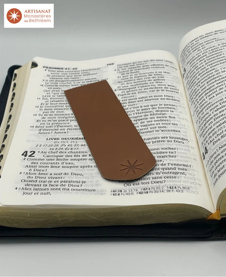 Signet marron réalisé par les Moines de Bethléem. Le signet est marron porte l'étoile des Moines de Bethléem. Il est posé sur une bible ouverte au Psaume 42