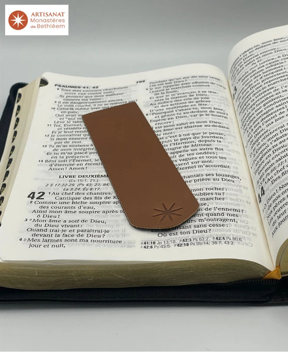 Signet marron réalisé par les Moines de Bethléem. Le signet est marron porte l'étoile des Moines de Bethléem. Il est posé sur une bible ouverte au Psaume 42