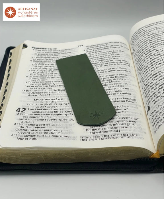 Signet vert réalisé par les Moines de Bethléem. Le signet est vert porte l'étoile des Moines de Bethléem. Il est posé sur une bible ouverte au Psaume 42