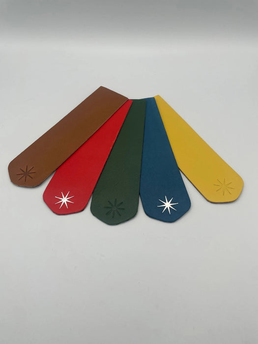 Les 5 signets chacun de couleurs différentes : marron, roue, vert, bleu et jaune. 
les signets portent l'étoile des Moines de Bethléem. 