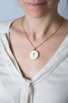 Collier Bible croix Pèlerins des mers porté