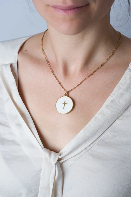 Collier Bible croix Pèlerins des mers porté