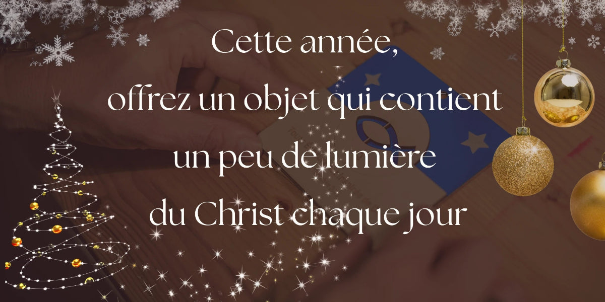 L'image de fond représente le produit "Cadre religieux" bleu avec le poisson Ichtus. Il y a une phrase centrale qui dit "Cette année, offrez un objet qui contient un peu de lumière du Christ chaque jour" avec des boules de Noël dorées à droite et un sapin en guirlandes lumineuses à gauche.
