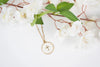 Pendentif croix sous une branche
