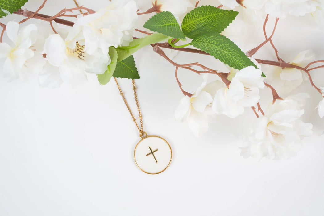 Pendentif croix sous une branche
