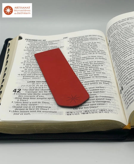 Signet rouge réalisé par les Moines de Bethléem. Le signet est rouge porte l'étoile des Moines de Bethléem. Il est posé sur une bible ouverte au Psaume 42